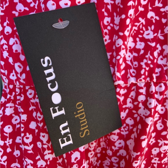⭐️ Host Pick ⭐️ NWT En Focus Studio Red and White Floral Dress - Picture 7 of 8
